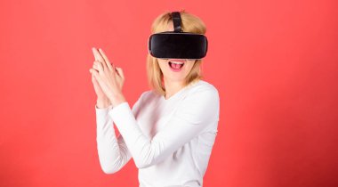 Mutlu genç kadın sanal gerçeklik gözlüğü takan film izlerken veya video oyunları oynarken. Artırılmış dünyayı keşfeden mutlu kadın, dijital arayüzle etkileşime giriyor. Oyun gerçekliği.