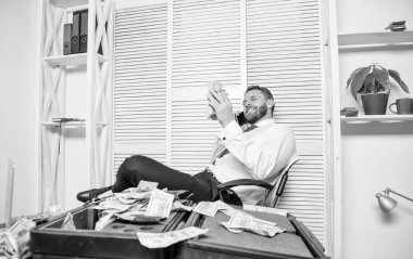 Adam telefon konuşma dolandırıcılık üzerinde para kazanmak. Şantaj ve para gasp. Yasadışı para kar kavramı. Başarılı bir anlaşma. Adam dolandırıcı biliyor cep telefonu para istemek. Mali dolandırıcılık suçu