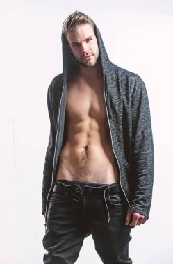 Adam yakışıklı seksi soyuyor. Hipster seksi kas gövde elbiselerini al. Baştan çıkarıcı maço seksi hissediyor. Unleashed arzu. Çekici seksi vücut. Onun çekiciliğini kendinden emin. Saat değişikliği giyim