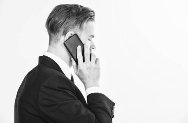 Teknik destek servisini arayın. İşadamı smartphone yakın tutun. Adam resmi elbise çağrısı destek hizmeti. Mobil telefon konuşma. Danışma ve yardım. İş arama kavramı. Telefon görüşmeleri