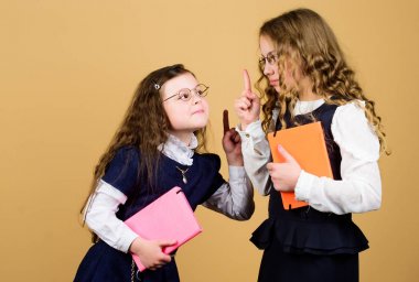 dedikoducu kızlar. hometwork birlikte. kağıt klasörü ile küçük kızlar. günlük notları için not defteri. çalışma dersi. Okuldan beri en iyi arkadaşlar. bilgi ve eğitim. Okula geri dön. dedikodu ve gizli