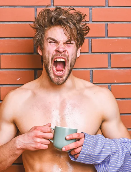 Morgon kaffe konceptet. Mannen med skägg dricka kaffe tegel vägg bakgrund. Kille hålla te eller kaffe kopp. Idrottsman sömnig ansikte rufsig hår slitage badrock håll mugg. Macho sexig torso njuta av kaffe — Stockfoto