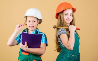 mutlu çocuklar. Gelecekteki kariyeri. İşçi bayramı. 1 mayıs. Tablet ve çekiçle miğferli küçük çocuklar. Foreman müfettişi. Onarım. küçük kızlar atölyede birlikte tamir. Yıllar süren mekanik deneyim