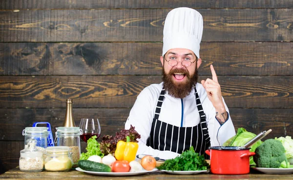 Sağlıklı yemek ve vejetaryen. Mutlu adam mutfakta yemek pişirir. Aşçı üniformalı profesyonel şef. Organik gıda ile diyet. Taze sebzeler. Vitamini. adam mutfak gereçleri kullanın. Beslenme seçimi yapma — Stok fotoğraf