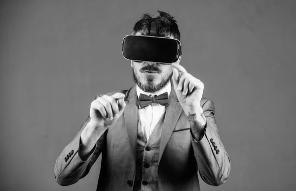 Negócios implementam tecnologia moderna. Empresário explorar a realidade virtual. Tecnologia para negócios. Interação digital de superfície. Homem de negócios realidade virtual. Inovação e avanços tecnológicos — Fotografia de Stock