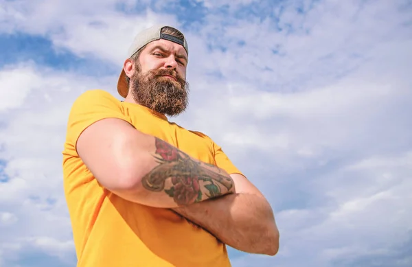 Mascolinità e brutalità. Lumbersexual tatuato hipster ben curato. Hipster con baffi e barba lunga. Troppo serio adesso. Uomo barbuto muscolare brutale hipster all'aperto cielo sfondo — Foto Stock