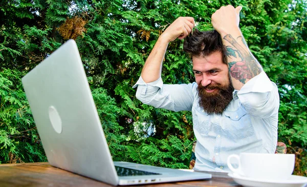 Brutal barbudo hipster necesidad de descanso café. negocios ágiles. resolver el problema. plazo. un montón de trabajo. Trabajador de oficina frustrado. hombre de negocios agresivo. hombre estresado trabajando en el ordenador portátil. Multitarea —  Fotos de Stock