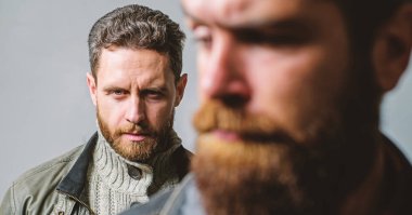 Güvenilir ilişkiler. Hissediyorum gerçek arkadaş desteği. Adam arkadaş hipster arkasında adam stand arkasında sakallı. Gerçek arkadaş her zaman çevre. Arkanda biri. Sen dur. Dostluk güven ve destek