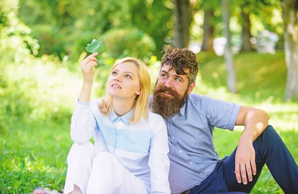 Mujer disfrutar de relajarse fondo de la naturaleza. Pura naturaleza. Pareja con hoja verde relajarse ambiente natural. Pareja barbudo hombre y mujer disfrutar de la naturaleza mientras se sienta en el prado de hierba verde. Concepto de belleza naturaleza —  Fotos de Stock