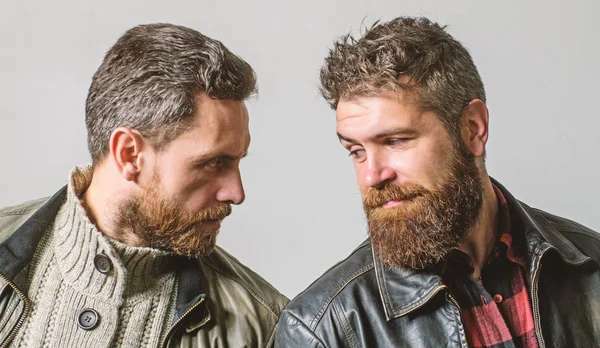 Des amis masculins et brutaux. L'équipe d'intimidation. Masculinité et brutalité. Sentez-vous confiant dans des vêtements en cuir brutaux. Les hommes brutaux portent des vestes en cuir. Des hommes barbus hipster brutal. Beau élégant et cool — Photo