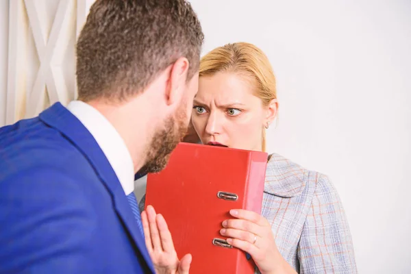 Mouvement contre le harcèlement sexuel. Le manager pose sa main sur l'épaule de sa secrétaire, au bureau. Patron abusif . — Photo