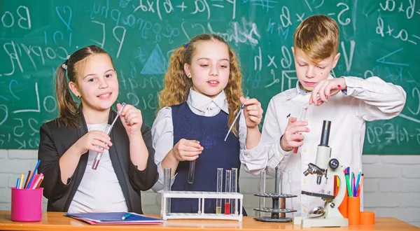 Inspirar. Filhinhos. Ciência. Criancinhas cientistas ganhando química no laboratório da escola. Ciência Química. experimentos de biologia com microscópio. Microscópio de laboratório e tubos de ensaio — Fotografia de Stock