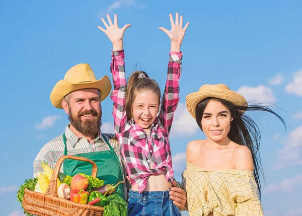 Homem barbudo agricultor rústico com filho e mulher. Família pai agricultor mãe jardineiro com filha perto da colheita. Conceito de festival de fazenda familiar. Estilo de vida familiar no campo. Mercado agrícola com colheita de outono — Fotografia de Stock