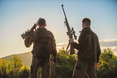 Avcı tüfekler doğa ortamı. Bu harika bir gündü. Av sezonu bitirmek. Günbatımı dağlarda zevk. Avcılar arkadaşlar eğlence keyfini çıkarın. Gökyüzü arka plan avcılar arkadaşlar gamekeepers silahlı siluet