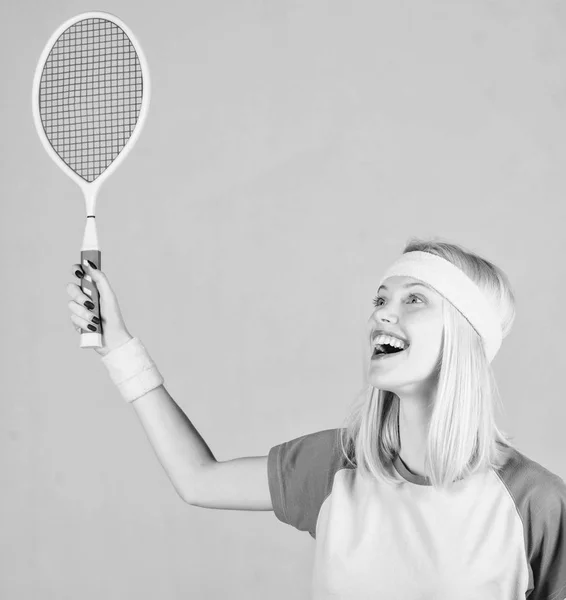 Dziewczyna pasuje slim Blondynka pograć w tenisa. Sport dla utrzymania zdrowia. Aktywny tryb życia. Kobieta w ręku trzymać tenisową. Koncepcja klub tenisowy. Tenisowe sport i rozrywki. Aktywny wypoczynek i hobby — Zdjęcie stockowe