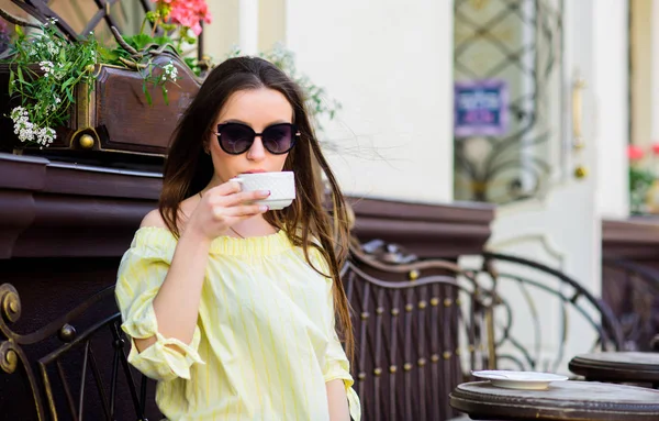 Hora do pequeno-almoço no café. Menina desfrutar de café da manhã. Mulher bebe café ao ar livre. Momento inspirador pacífico. Menina relaxar no café cappuccino copo. Dose de cafeína. Café para o dia de sucesso energético — Fotografia de Stock