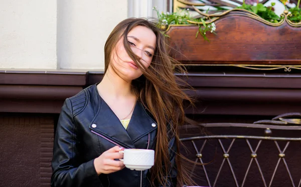 Lány élvez reggeli kávét. Nő kávét inni a szabadban. Békés lelkesítő pillanat. Lány pihenni kávézó cappuccino kupát. Koffein adag. Kávé az energikus sikeres naphoz. Reggelizés ideje a kávézóban — Stock Fotó