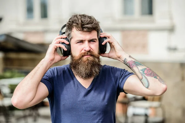 Mature hipster with beard listening music. Man Sitting Listening Music Earphones Concept. brutal caucasian hipster with moustache. Enjoying his favorite music. Mature hipster with beard. Bearded man — Stock Photo, Image