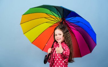 sonbahar moda. Yağmurluklu küçük bir kız. yağmur koruma. Gökkuşağı. olumlu bir ruh hali içinde neşeli hipster çocuk. renkli şemsiye ile mutlu küçük kız. Olmak istediğiniz yer