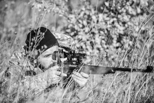 Bärtiger Jäger. Militäruniformmode. Armeekräfte. Tarnung. Jagdkünste und Waffenausrüstung. Wie aus der Jagd ein Hobby wird. Mann Jäger mit Gewehr. Boot camp. Militärische Maßnahmen. — Stockfoto