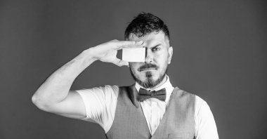 Bu numarayı ara. Kredi kartı ile hippi. Kişi bilgilerinize yönelik boş oyun kağıdı. İş kartı tutan sakallı adam. Banka kartı, kopya alanı ile iş adamı