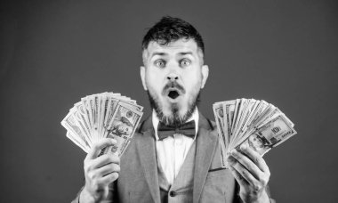 Sonuç tüm umutlarını aştı. Nakit para tutan sakallı adam. Zengin işadamı bizimle dolarlık banknotlar. Para birimi broker para bohça ile. Para ile iş yapma. İş başlangıç kredi