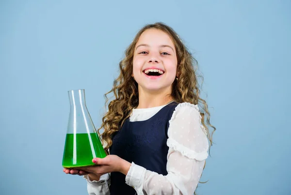 Petite fille scientifique avec fiole d'essai. éducation et connaissance. enfant étude bilogie leçon. Découvrez le futur. la recherche scientifique en laboratoire. Petite fille de génie. retour à l'école. Développer de nouvelles approches — Photo