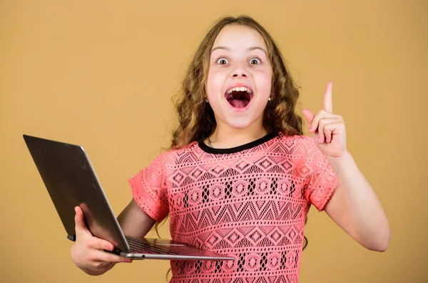 Online winkelen. school project. homeschool onderwijs. Gelukkig klein meisje met notebook. ontwikkeling van kinderen in het digitale tijdperk. video-oproep door webcam. zakelijke videoconferencing. School onderwijs — Stockfoto