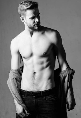 Adam seksi kas vücut çıkar gri arka plan elbise. Tam arzu. Baştan çıkarıcı maço seksi hissediyor. Bohem seksi vücut. Arzu kavramı nesne. Soyunma adam yakışıklı seksi hippi. Seksi hissediyor