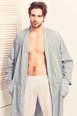 Adam ya da ev veya banyo giysileri figürlü seksi vücut geliştirmeci.