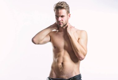 Sporcu adam, saç bakımı. Kas eğitmen sonra spor. Seksi çıplak gövde adamla altı paketi. Seksi kas maço. Fitness diyet. Arzu ve günaha. Erkek moda ve güzellik. Mutlu ve sportif
