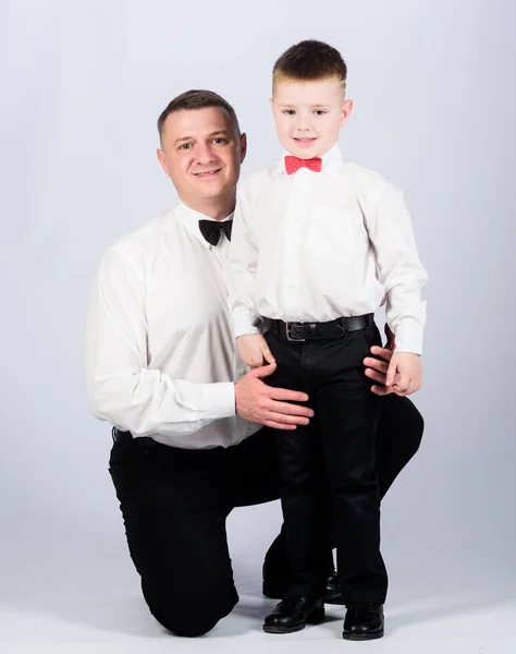 Traje de ropa formal de padre e hijo. Crecer caballero. Papá y niño con pajaritas. La educación de los caballeros. Evento formal. Hijo pequeño siguiendo el ejemplo de los padres de un hombre noble. La educación de los caballeros — Foto de Stock