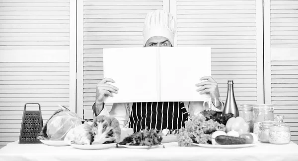Tökéletesít Főzés készség. Hasznos könyv a főzéshez. Kulináris karrier kezdésekor. Végső főzés útmutató lépésről lépésre. A könyv recepteket másol hely. Ember séf, kalap és a kötény olvasni a könyvet. Kulináris receptek könyv fogalma — Stock Fotó