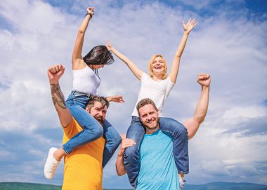 Arkadaşlar eğlenmeye açık hava festivali yaz. Kadın ve erkek Müzik Festivali tadını çıkarın. Tatil ve hobi. Ünlü Festivali tatil sırasında ziyaret edin. Rock Müzik Festivali. Özgürlük hissediyorum. Çiftler dans