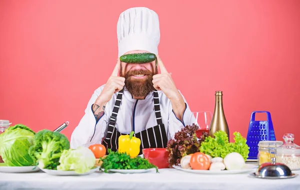 Sağlıklı gıda. Diyet ve organik gıda, vitamin. Şef şapkalı adam. Gizli tadı tarifi. Sakallı adam mutfak, mutfak yemek. Sağlıklı yemekler pişirmek. Vejetaryen. Sakallı olgun Şef — Stok fotoğraf