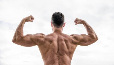 Ben en iyisiyim. Çıplak sırtı olan Maço gücünü gösteriyor. kaslı geri adam beyaz izole. Sporcu zaferi kutluyor. Spor salonunda sportif handome erkek eğitimi. Atletik fitness yarışması