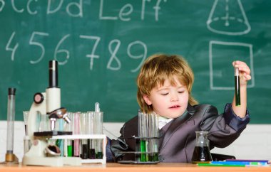 Bilgi konsepti. Bilgi günü. Araştırmalar için ilham kaynağı. Çocuk biyoloji kimyası çalışması. Temel bilgi İlköğretim Okulu eğitimi. Eğitim deneyi. Çocuk mikroskop ve test tüpler okul