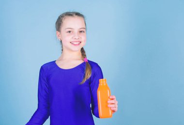 Susuzluğunu gidermek. Çocuk spor eğitimden sonra susuzluk hissediyorum. Çocuk şirin kız jimnastikçi spor tek parça streç giysi şişe içki için basılı tutun. Su dengesi ve zor spor eğitim. Daha fazla su içmek. Su şişesi sizinle devam