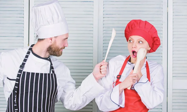 Reglas de cocina. Concepto culinario de batalla. Mujer y hombre barbudo espectáculo culinario competidores. Que cocinan mejor. Último desafío de cocina. Batalla culinaria de dos chefs. Pareja competir en artes culinarias — Foto de Stock