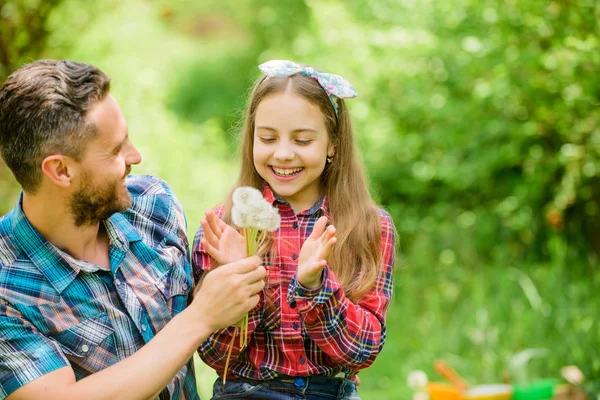 这是我的生活。女儿和爸爸喜欢蒲公英花。家庭夏季农场。生态。家庭日快乐。小女孩和快乐的男人爸爸。地球日。春天的乡村。伟大的植物 — 图库照片