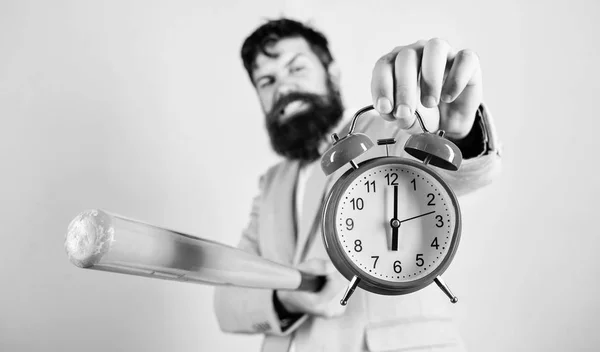 Destruir o apagar. Traje de hombre con reloj y bate de béisbol en las manos. Concepto de disciplina empresarial. Gestión del tiempo y disciplina. Disciplina y sanciones. Jefe agresivo cara mantenga el despertador — Foto de Stock