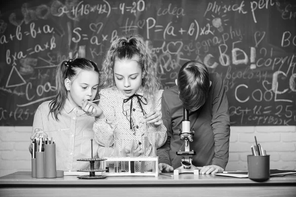 É inacreditável. Crianças pequenas no laboratório. Miúdos a aprender química no laboratório da escola. os alunos fazem experimentos de biologia com microscópio. Microscópio de química. Microscópio de laboratório. dia das crianças — Fotografia de Stock