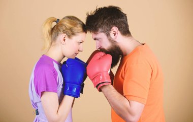 Eğitim koçu ile. Mutlu kadın ve spor olarak sakallı adam çalışma. Delme, spor başarı. spor giyim. Mücadele. nakavt ve enerji. Eğitim boks eldiven çift. Bir takım, bir rüya
