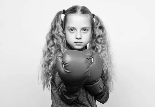 Κορίτσι χαριτωμένο παιδί με τα κόκκινα γάντια θέτοντας σε άσπρο φόντο. Χαριτωμένο παιδί με σπορ γάντια του μποξ. Άθλημα πυγμαχίας για τις γυναίκες. Αθλητισμός ανατροφή. Ικανότητα επιτυχούς ηγέτη. Αθλητισμός ανατροφή για αρχηγό — Φωτογραφία Αρχείου