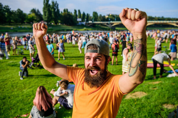 Нашел себе настоящего победителя. Бородатый мужчина кричит и делает жест победителя в летний день. Счастливый победитель в стильной бейсболке. Счастливый победитель празднует победу
