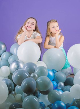 Eğleniyor kavramı. Balon doğum günü partisi. Kız hava balonu yakınındaki küçük kardeş. Doğum günü partisi. Mutluluk ve neşeli anlar. Çocukluk. Bu parti başlar. Kız ev partisi düzenlemek