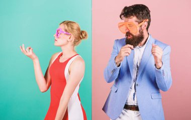 Ofis partisi. En iyi dostlar. iki parti gözlük. Sorunları