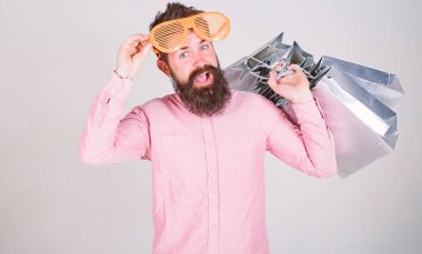 Üstünde siyah Cuma alışveriş. Mutlu grup kağıt torbalar ile alışveriş. Karlı bir anlaşma. Alışveriş bağımlısı tüketici. Nasıl sonraki tatil için hazır olun. Adam sakallı hippi çok alışveriş torbaları ile