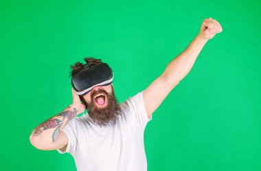 Vr gözlük, yeşil arka planda sakallı adam. Hipster hevesli yüzündeki modern teknolojiler eğlence için kullanın. VR müzisyen kavramı. DJ Vr gözlük ile müzik çalmak, kulaklık dinle