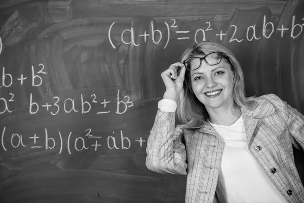 De vuelta a la escuela. Finalmente se graduó. Día del maestro. Estudio y educación. Escuela moderna. Día del conocimiento. mujer en el aula. En la escuela. Enseñanza en casa. Mujer feliz. profesor en la escuela lección en pizarra —  Fotos de Stock